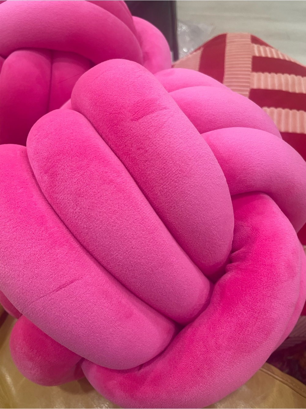 Hot Pink Knot Pillow - set - Picture 3 of 3